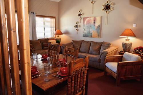 Istumisnurk majutusasutuses Aspen West 6 - Right Off Main Street - WiFi - Satellite - Smart TV - Washer - Dryer - Wood Burning Fireplace - Close to Copper C