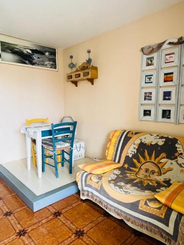 une chambre avec un lit, une table et une chaise dans l'établissement Entre mer et colline l'Escale Provençale ., à Saint-Cyr-sur-Mer