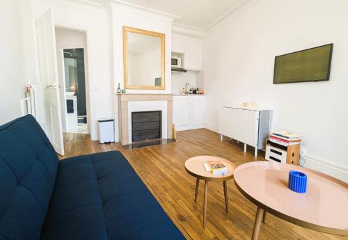 un salon avec un canapé et une table dans l'établissement Appart coquet avec vue - Alesia, à Paris