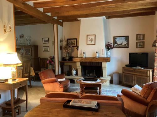 TV a/nebo společenská místnost v ubytování Maison dans un grand parc