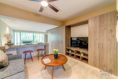 un soggiorno con tavolo e cucina di Sunlit Studio 4 Blks from 5th Ave with Pools & Gym a Playa del Carmen