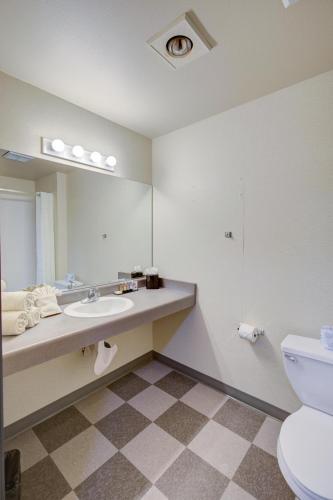 a bathroom with a sink and a mirror and a toilet at Hotel Mar Vista in Ocean Shores