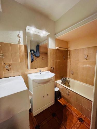 une salle de bain avec un lavabo et une baignoire dans l'établissement Entre mer et colline l'Escale Provençale ., à Saint-Cyr-sur-Mer