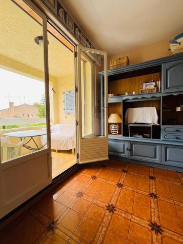 une porte ouverte sur une pièce avec vue sur une chambre dans l'établissement Entre mer et colline l'Escale Provençale ., à Saint-Cyr-sur-Mer