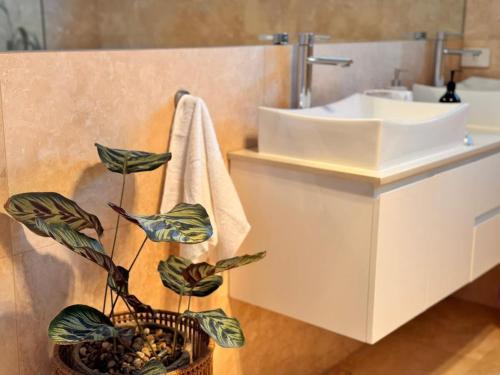 Un baño de 4 bed 2 Storey House With Views Spa Near Beach
