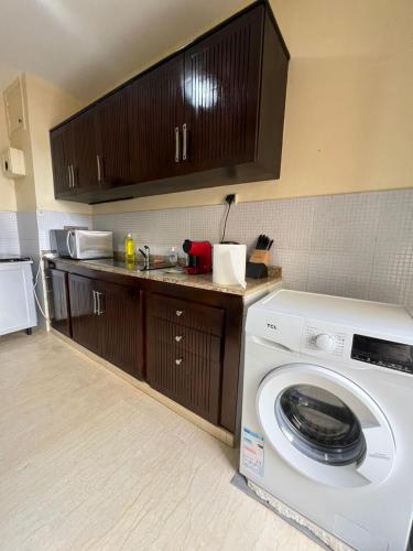 a kitchen with a washing machine in a kitchen at Residence Roume Abidjan Plateau in Abidjan