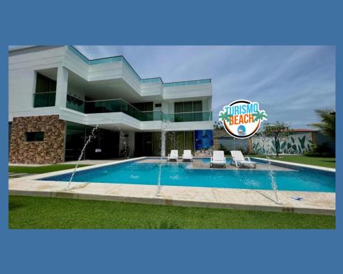 Der Swimmingpool an oder in der Nähe von Palmares Beach