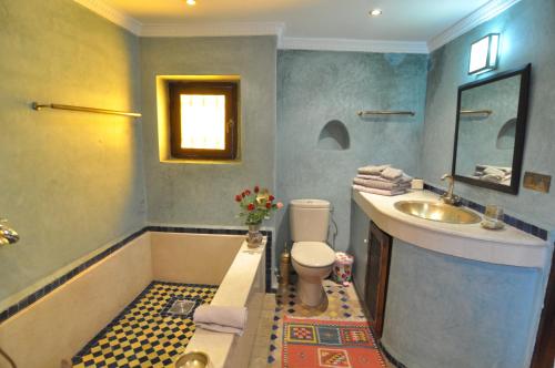 Salle de bains dans l'établissement Riad Adarissa
