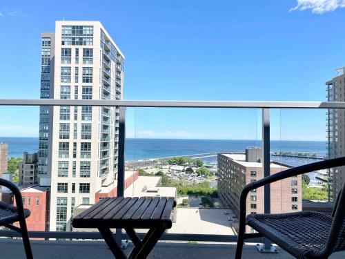 un balcone con due sedie e vista sull'oceano di Luxury Penthouse Apt Near Brady St with Balcony and Lake View a Milwaukee