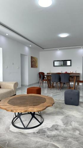 a living room with a table and chairs at Residence Roume Abidjan Plateau in Abidjan