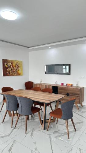 a dining room with a wooden table and chairs at Residence Roume Abidjan Plateau in Abidjan