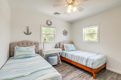 Ένα ή περισσότερα κρεβάτια σε δωμάτιο στο Little Egg Harbor Township Retreat with Private Dock