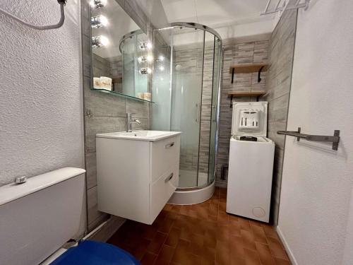 une salle de bain avec un lavabo et une douche en verre dans l'établissement Studio cabine avec piscine, terrasse et parking – 4 couchages à Saint-Cyprien Plage - FR-1-225D-212, à Saint-Cyprien