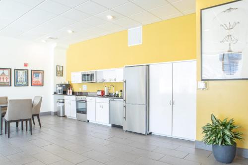Dapur atau dapur kecil di Sunlit Modern Apartment with Balcony