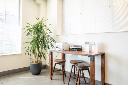 Gambar di galeri bagi Sunlit Modern Apartment with Balcony di Milwaukee
