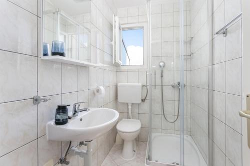 Et badeværelse på Apartments by the sea Slatine, Ciovo - 6000