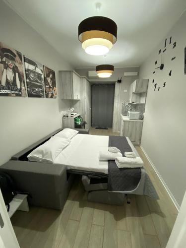 ラメーツィア・テルメにあるRoom V 1944のベッドルーム1室(ベッド1台、テーブル、タオル付)