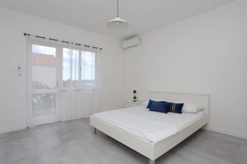 Apartments with parking space Trogir - 23205
