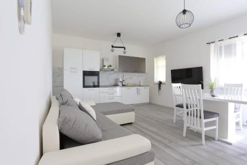 Apartments with parking space Trogir - 23205