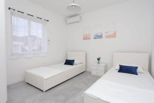 Apartments with parking space Trogir - 23205