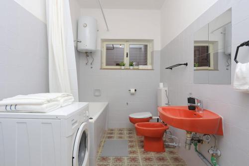 Apartments with parking space Trogir - 23205