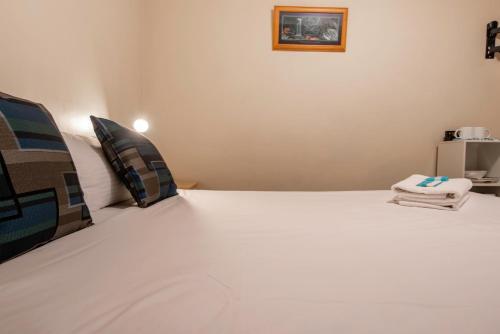 a bedroom with a large white bed in a room at Echo Holiday Parks - Windsor Gardens in Adelaide