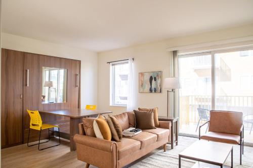 Χώρος καθιστικού στο Sunlit Modern Apartment with Balcony