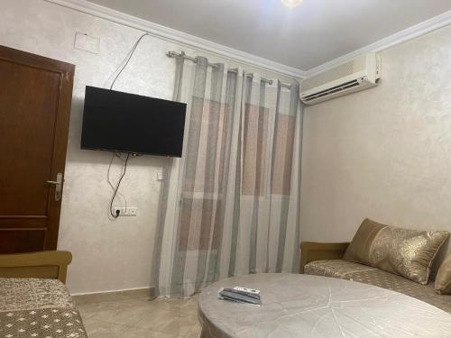 Beni EnzarにあるAppartement 2 frontière melillaのソファと薄型テレビのあるリビングルーム