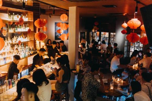 ハノイにあるE Village Hotel Hanoiのバーに座っている人々のグループ