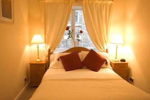Säng eller sängar i ett rum på Apartments Royal