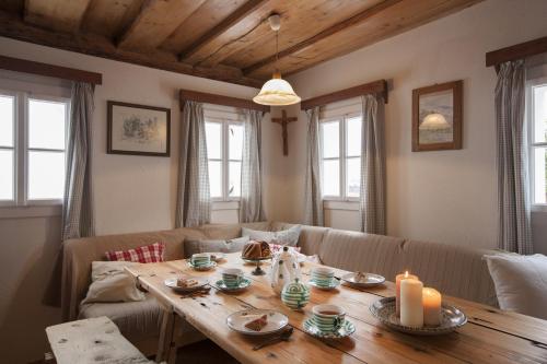 a living room with a table and a couch at Schwadenguetl in Gosau