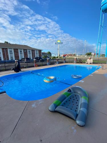 Kolam renang di atau dekat dengan Days Inn by Wyndham Perryville MO