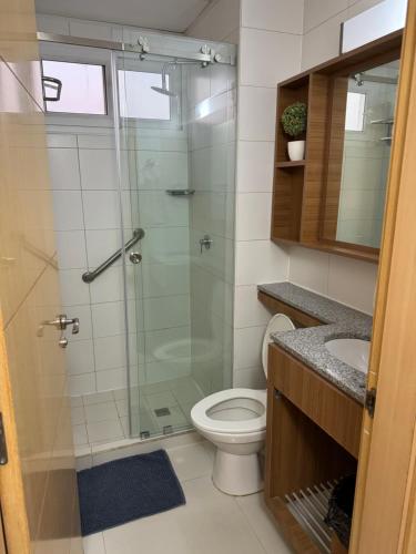 Un baño con ducha de cristal y un inodoro. en Hotel Margarita Real Penthouse 6403, en Porlamar