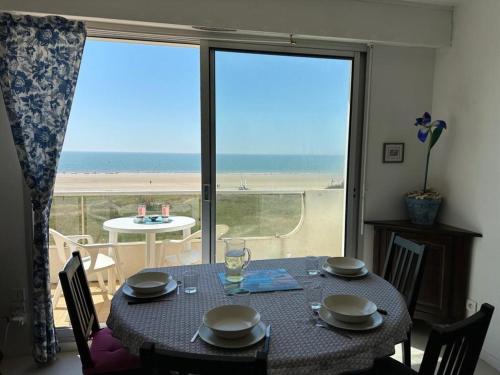 Fotografia z galérie ubytovania Notre-Dame-de-Monts - Appartement 5 personnes avec Balcon et Accès Direct à la Plage - FR-1-540-199 v destinácii Notre-Dame-de-Monts