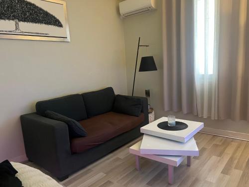 un salon avec un canapé et une table dans l'établissement Appartement gare Nice ville, à Nice