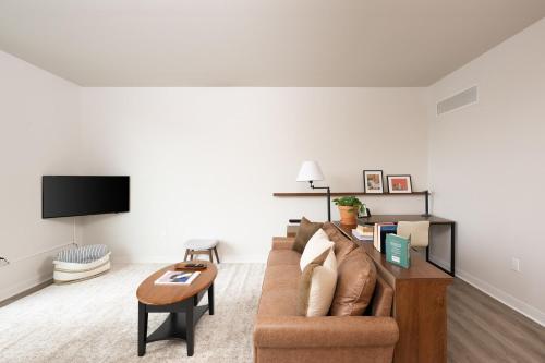 Televisyen dan/atau pusat hiburan di East Side Luxury 1BR Apt - Near Brady St with Balcony and Lounge