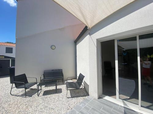 Photo de la galerie de l'établissement Maison élégante proche plage, forêt, avec terrasse, 3 chambres, WiFi et parkings - FR-1-22-280, à La Tranche-sur-Mer