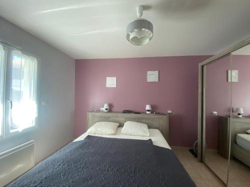 Photo de la galerie de l'établissement Maison élégante proche plage, forêt, avec terrasse, 3 chambres, WiFi et parkings - FR-1-22-280, à La Tranche-sur-Mer