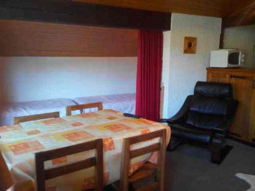 une chambre avec un lit, une table et une chaise dans l'établissement Studio confortable, vue sur Morzine, balcon, WIFI, parking - FR-1-524-26, à Morzine