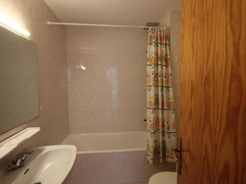 Koupelna v ubytování PARADÍS II - Apartament con vistas panorámicas y piscina en Llançà - ES-228-7