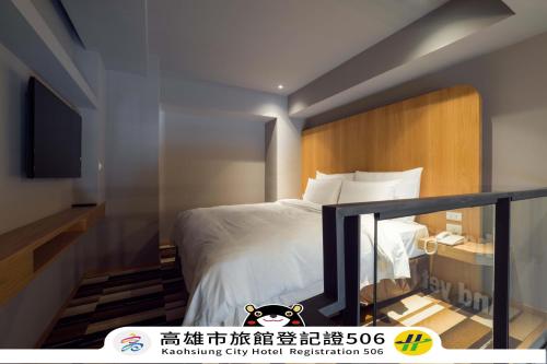 Una cama o camas en una habitación de Watermark Hotel Kaohsiung Main Station