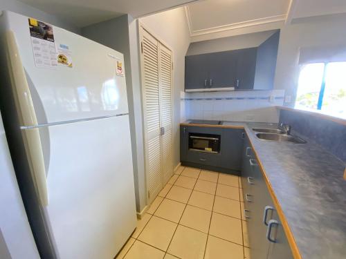 Kuchyň nebo kuchyňský kout v ubytování Osprey Holiday Village Unit 122 2 Bedroom