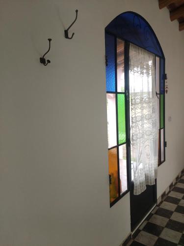 a door with a window in a room at Casas de Epoca -Limerencia in Charbonier