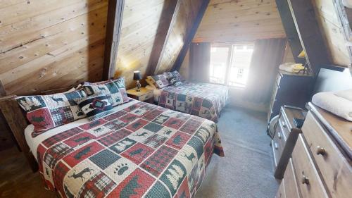 Кровать или кровати в номере Claim Jumper A-Frame 5 - Pet Friendly - WiFi - Cable - Grill - Gas Fireplace