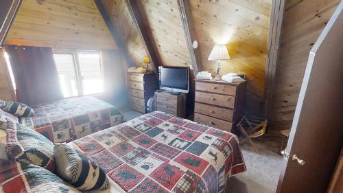 Кровать или кровати в номере Claim Jumper A-Frame 5 - Pet Friendly - WiFi - Cable - Grill - Gas Fireplace