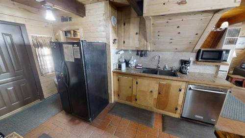 Кухня или мини-кухня в Claim Jumper A-Frame 5 - Pet Friendly - WiFi - Cable - Grill - Gas Fireplace
