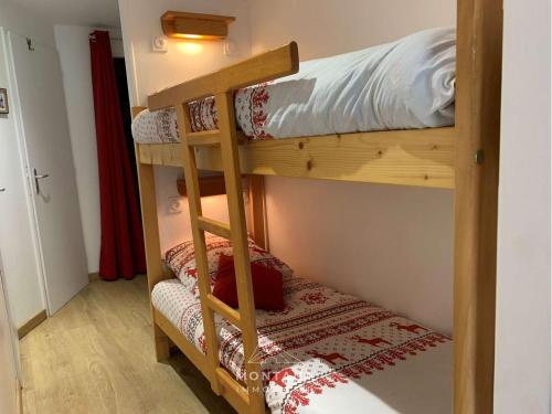 quelques lits superposés dans une chambre dans l'établissement Confortable T2 avec coin nuit pour 4 au Grand-Bornand - FR-1-458-203, au Grand-Bornand