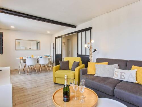 un salon avec un canapé et une table dans l'établissement Cocon lumineux pour 4 personnes à 200m de la plage - Merville Franceville - FR-1-788-18, à Merville-Franceville-Plage