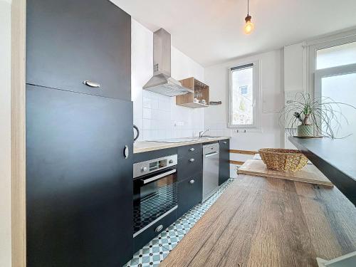 Photo de la galerie de l'établissement Appartement rénové 2 chambres avec terrasse, proche centre et gare de Granville - FR-1-361-552, à Granville