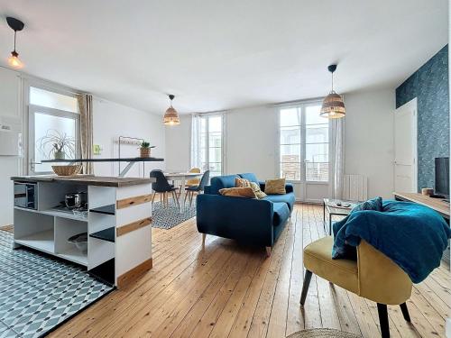 Photo de la galerie de l'établissement Appartement rénové 2 chambres avec terrasse, proche centre et gare de Granville - FR-1-361-552, à Granville